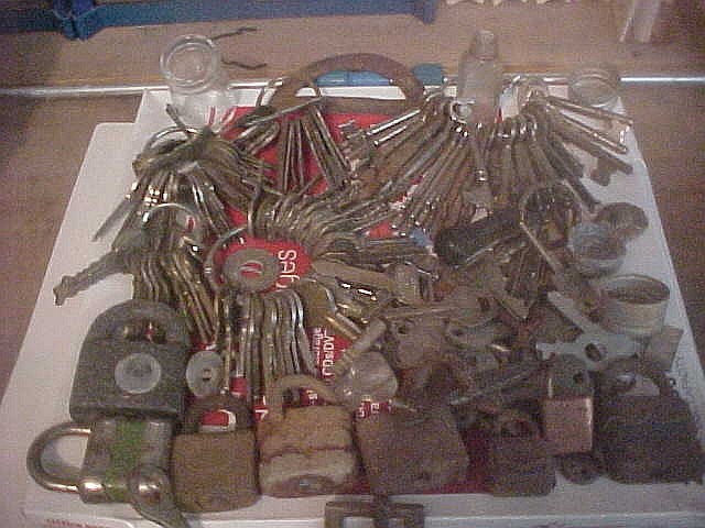 Click image for larger version  Name:	Skeleton keys etc_001.jpg Views:	0 Size:	73.3 KB ID:	426129